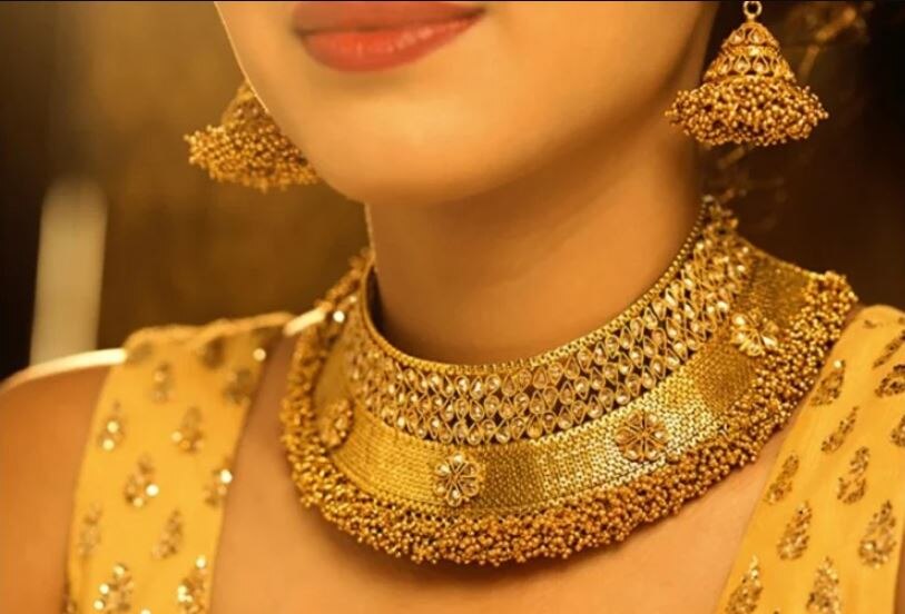 Gold Price: सोने-चांदी के दाम में भारी गिरावट, रिकॉर्ड कीमत से 7,210 रुपये सस्ता हुआ गोल्ड