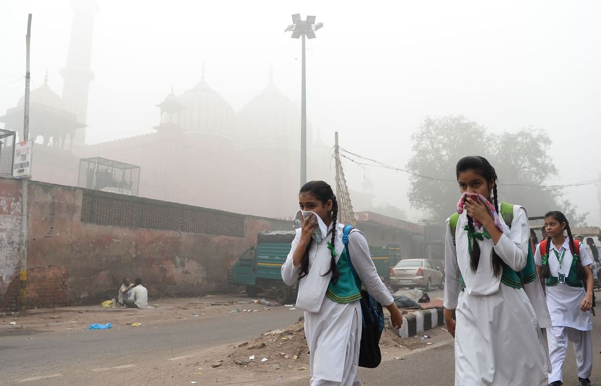 Delhi Pollution: दम घोंट रही दिल्ली-एनसीआर की हवा, लगातार तीसरे दिन बहुत खराब श्रेणी में रहा AQI