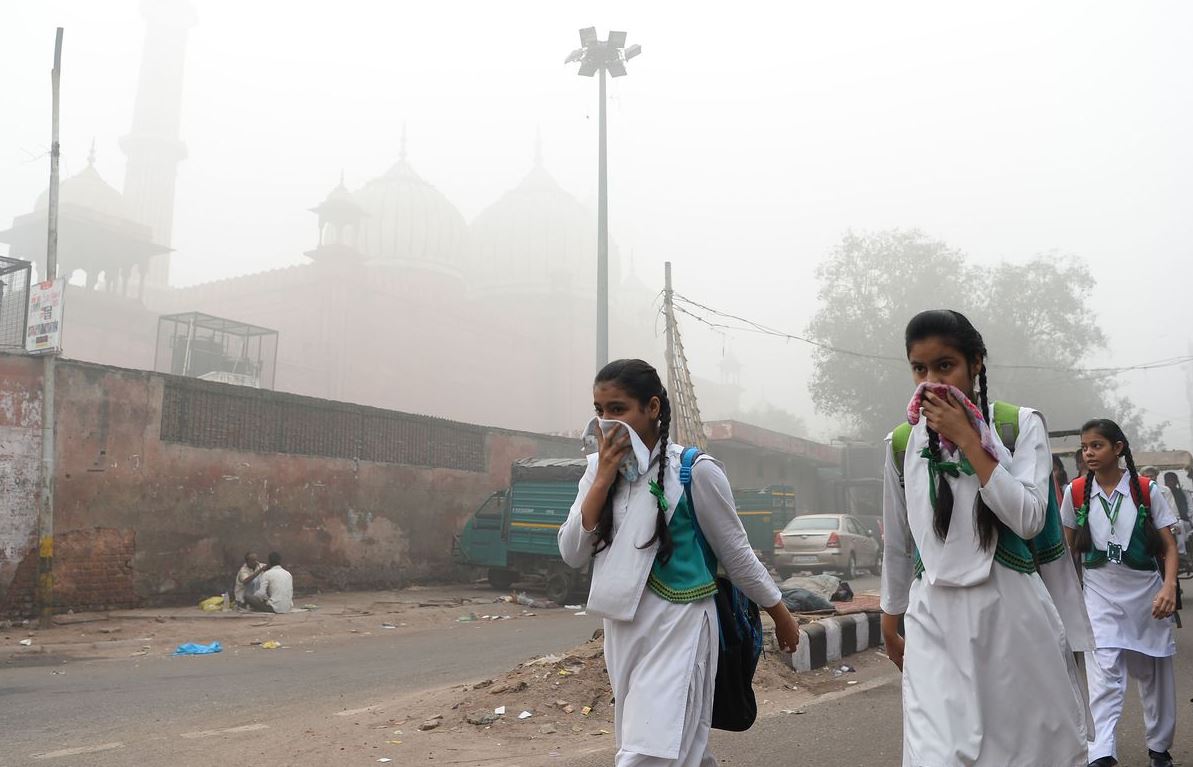 Delhi Pollution: दम घोंट रही दिल्ली-एनसीआर की हवा, लगातार तीसरे दिन बहुत खराब श्रेणी में रहा AQI 