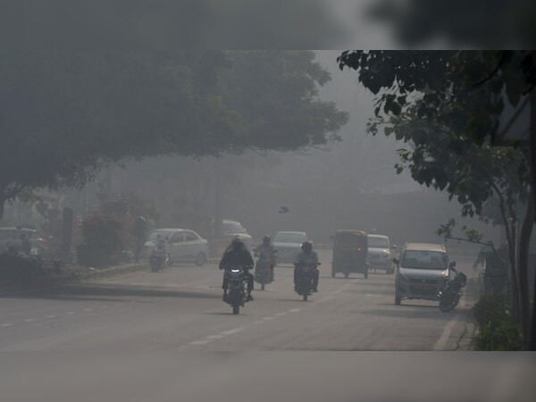 दिल्ली और आस-पास के शहरों में अगले आदेश तक स्कूल-कॉलेज बंद, ट्रकों की एंट्री पर भी लगी पाबंदी