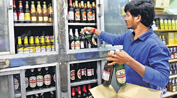 Delhi Liquor Policy: दिल्ली में खुलीं शराब की दुकानें, जानिए कीमतों पर कितना असर