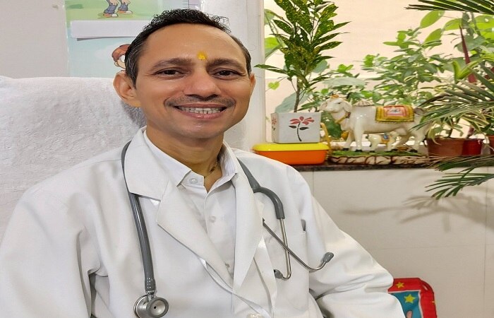 MBBS डॉक्टर को गोबर खाते देख हो जाएंगे हैरान, बताया ये है फायदा