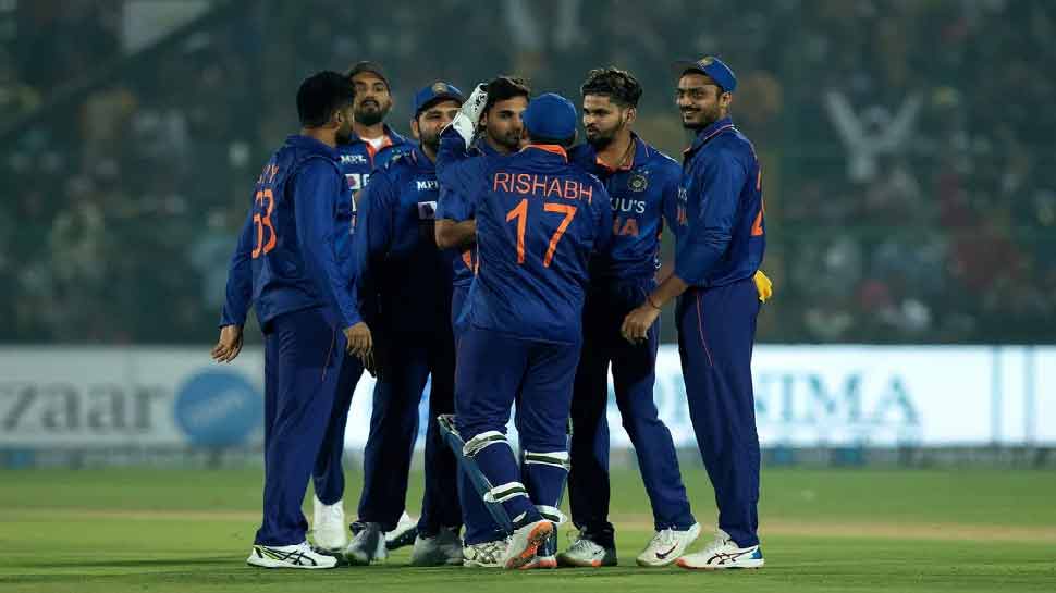 IND VS NZ: टीम इंडिया पर 'बोझ' बने खिलाड़ी को रोहित ने दिखाया बाहर का रास्ता, इस प्लेयर को मिला मौका