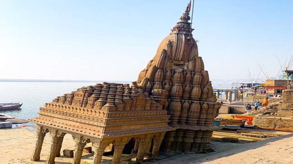 Ratneshwar Mahadev Mandirtilted to one side for hundreds of years, people  says miracle of Lord Shiva | OMG: सैकड़ों साल से एक तरफ झुका हुई है बनारस  का यह मंदिर, लोग मानते