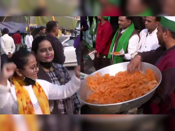 कृषि कानूनों की वापसी के ऐलान पर खुशी में झूम उठे किसान, प्रदर्शन स्थलों पर बांटी गईं मिठाइयां 