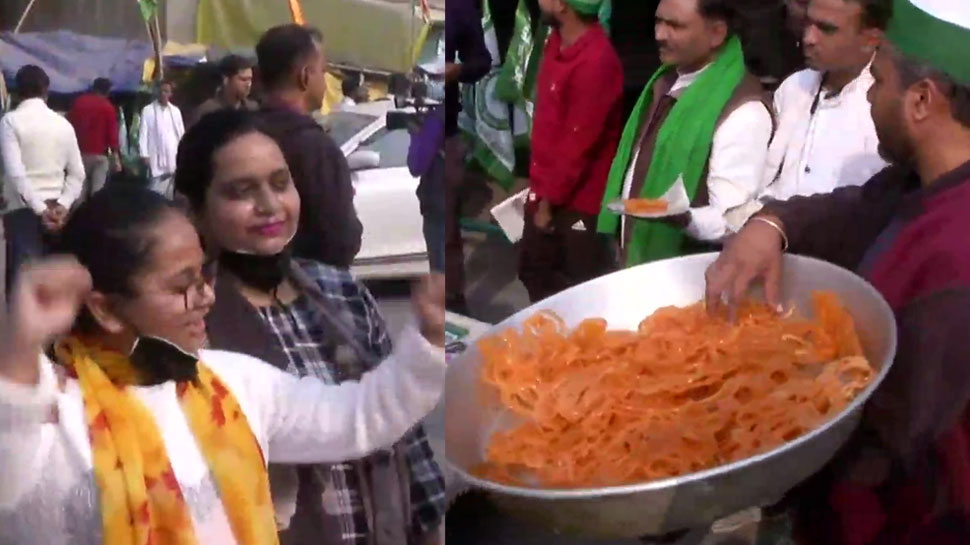 कृषि कानूनों की वापसी के ऐलान पर खुशी में झूम उठे किसान, प्रदर्शन स्थलों पर बांटी गईं मिठाइयां कृषि कानूनों की वापसी के ऐलान पर खुशी में झूम उठे किसान, प्रदर्शन स्थलों पर बांटी गईं मिठाइयां