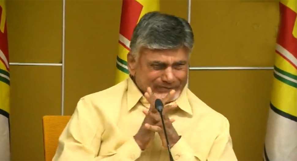 पत्नी के खिलाफ़ टिप्पणी बर्दाश्त नहीं कर पाए चंद्रबाबू नायडू; भरी सभा में फूट-फूटकर रोने लगे पत्नी के खिलाफ़ टिप्पणी बर्दाश्त नहीं कर पाए चंद्रबाबू नायडू; भरी सभा में फूट-फूटकर रोने लगे