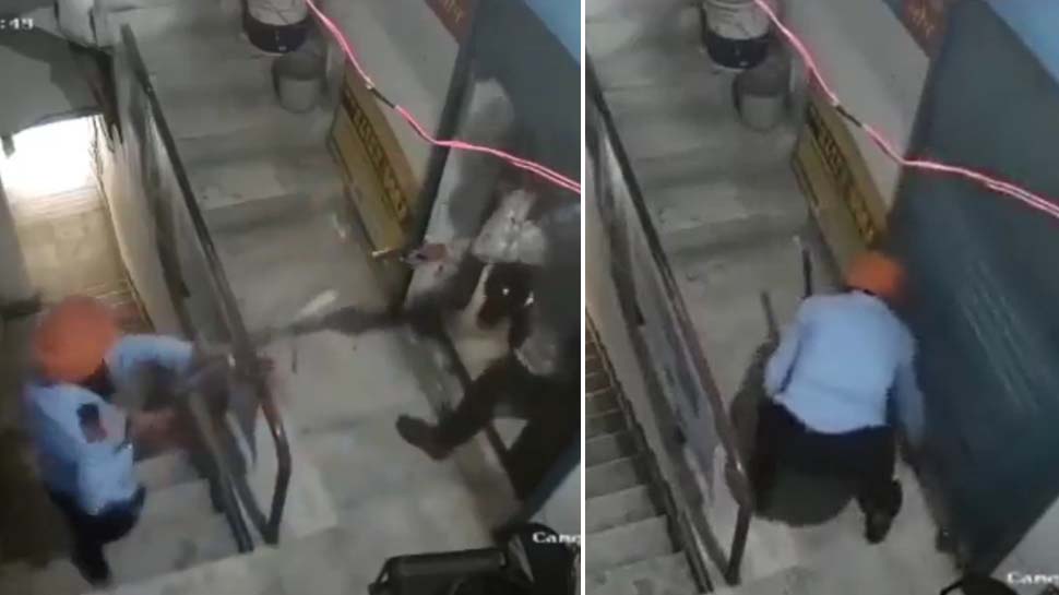 दिलेर सरदार जी को सैल्यूट: दो कारतूस के सहारे अकेले डकैतों से भिड़ गए, देखिए VIDEO दिलेर सरदार जी को सैल्यूट: दो कारतूस के सहारे अकेले डकैतों से भिड़ गए, देखिए VIDEO