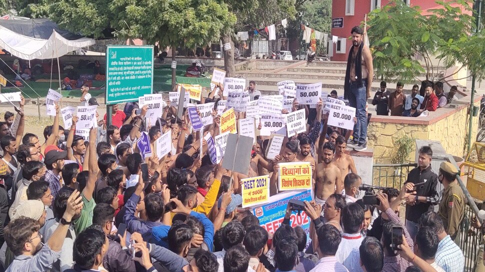 21 सूत्री मांगों को लेकर बेरोजगारों का धरना जारी, मांगों को लेकर किया गया अर्धनग्न प्रदर्शन
