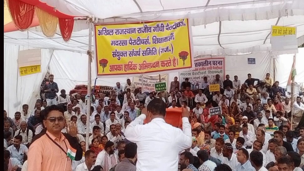 नियमितीकरण की मांग को लेकर पैराटीचर्स ने निकाली रैली, बडे़ रूप में आंदोलन करने की दी चेतावनी
