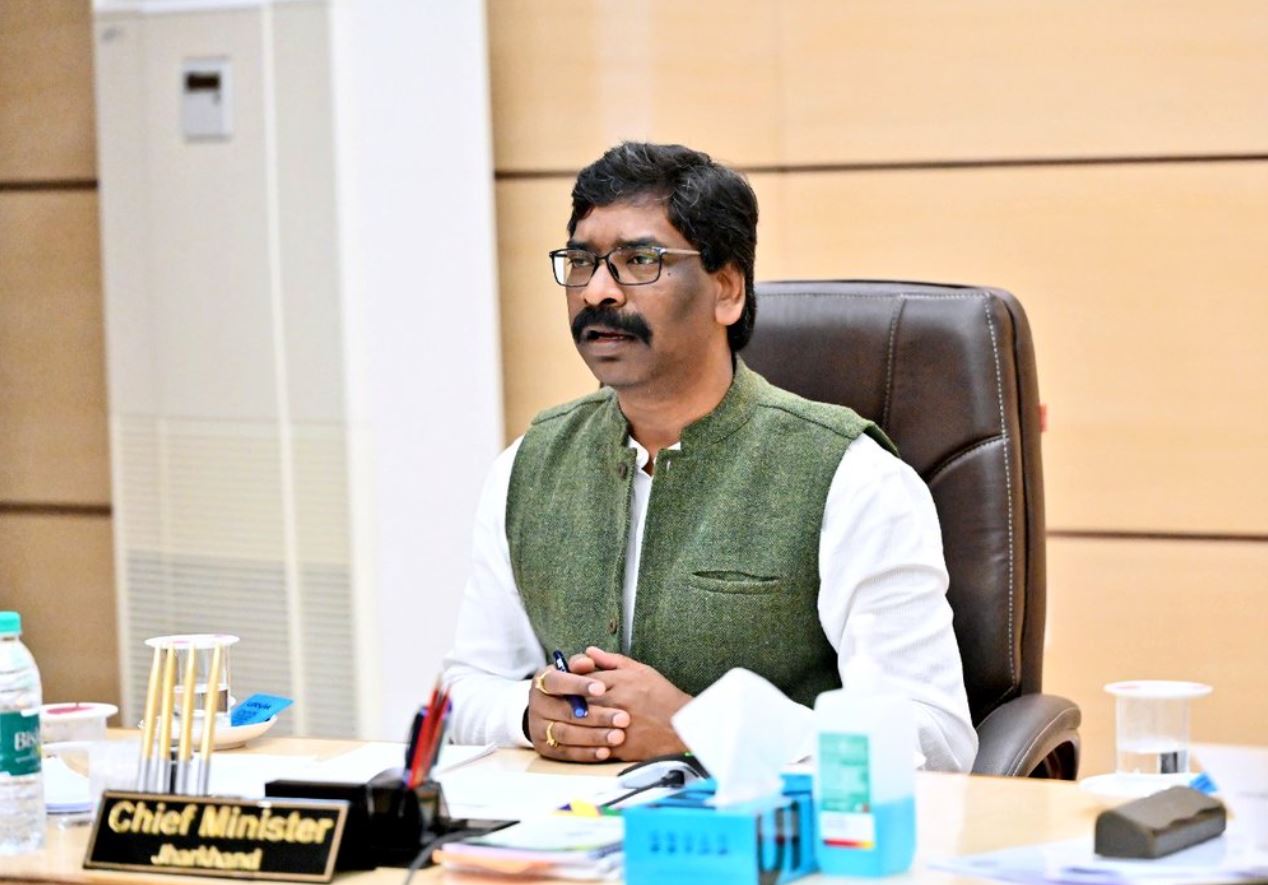 अपनों के बीच 'घिरे' CM हेमंत सोरेन, प्रतियोगी परीक्षाओं से क्षेत्रीय भाषा हटाना पड़ रहा भारी!
