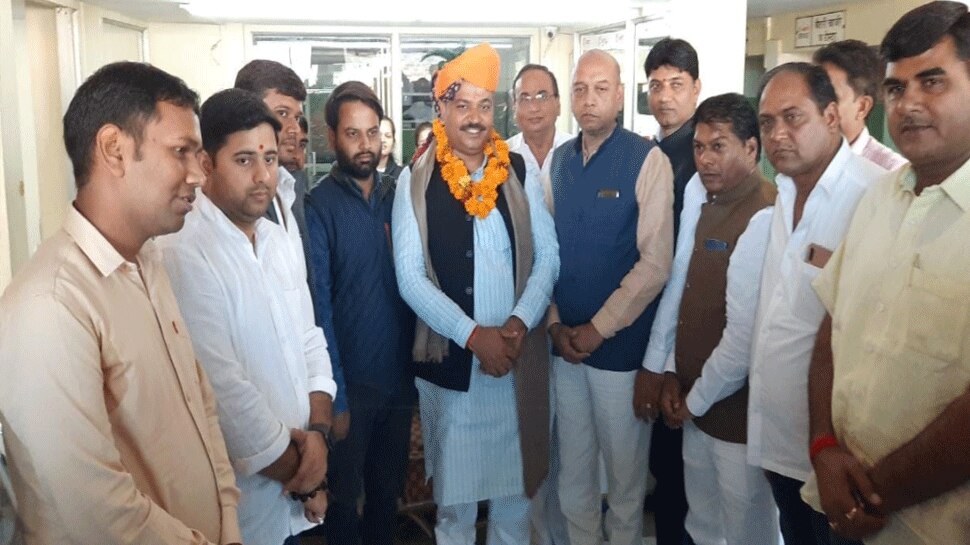 कैबिनेट मंत्री बनने के बाद पहली बार टीकाराम जुली का कांग्रेस पदाधिकारियों ने किया भव्य स्वागत