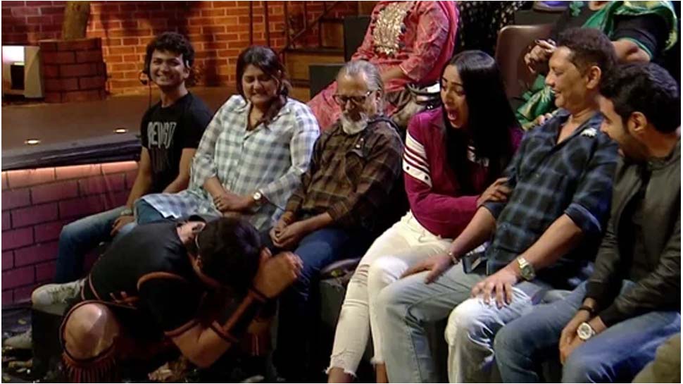 कपिल के शो में पत्नी के पैरों पर गिर पड़े कृष्णा, जानें आगे क्या हुआ