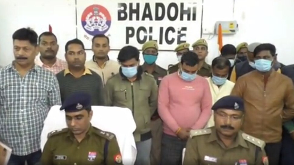 up-crime-branch-arrested-9-people-with-clone-cheque-trying-to-scam-baba