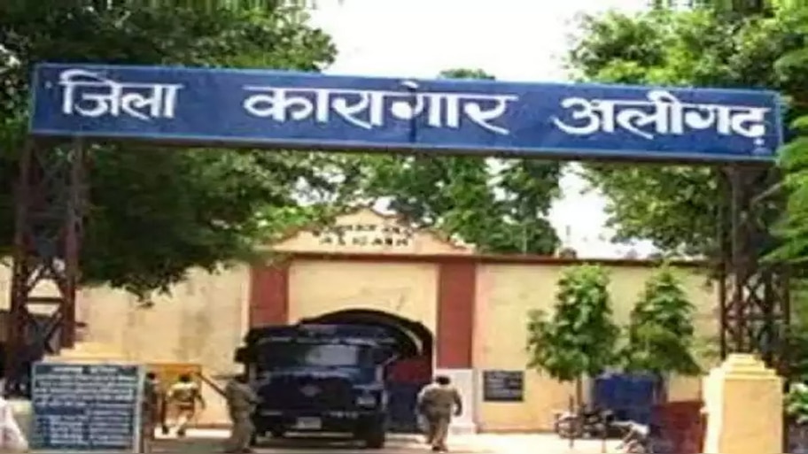 Aligarh जेल में पेड़ से लटका मिला आरोपी, पुलिस सवालों के घेरे में? जानें पूरा केस