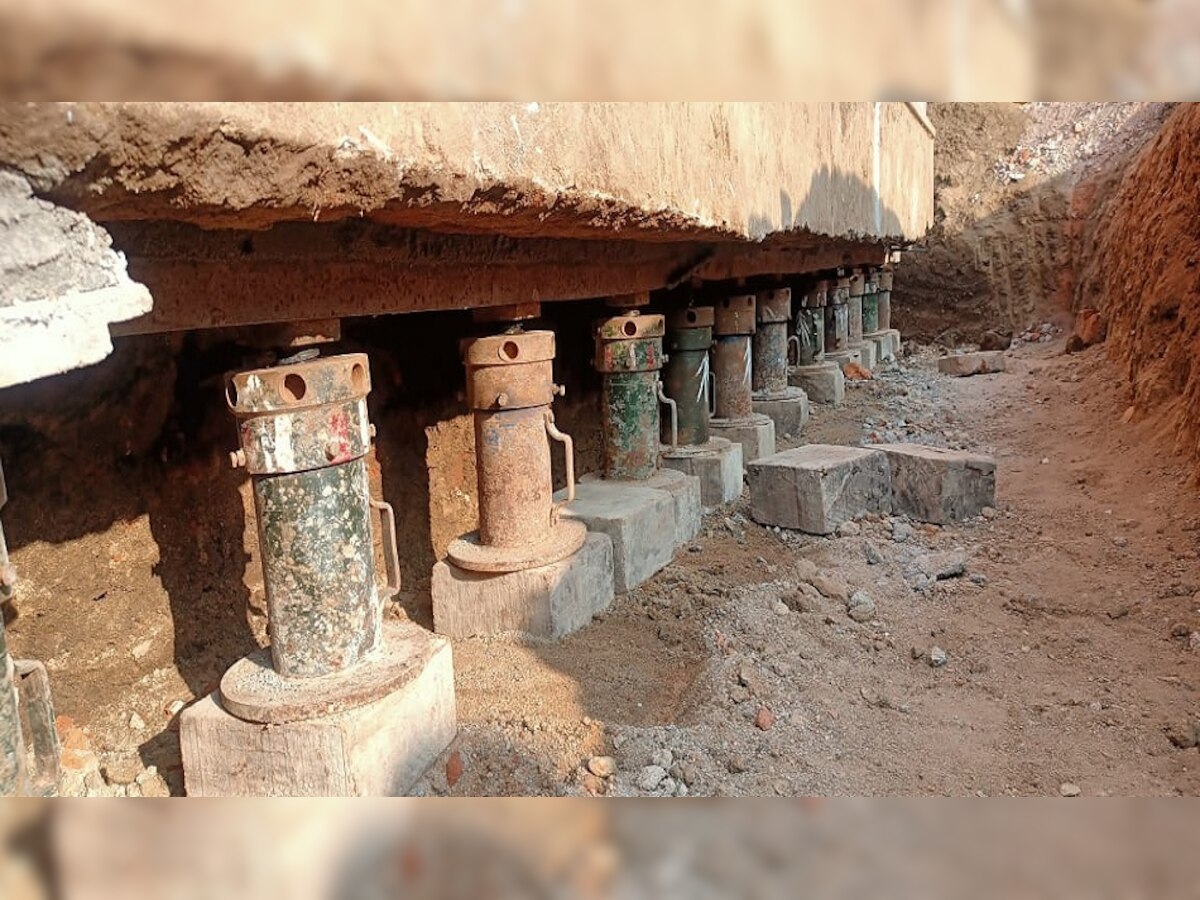 कोडरमा में सौ साल पुराने मंदिर की लिफ्टिंग का काम जारी