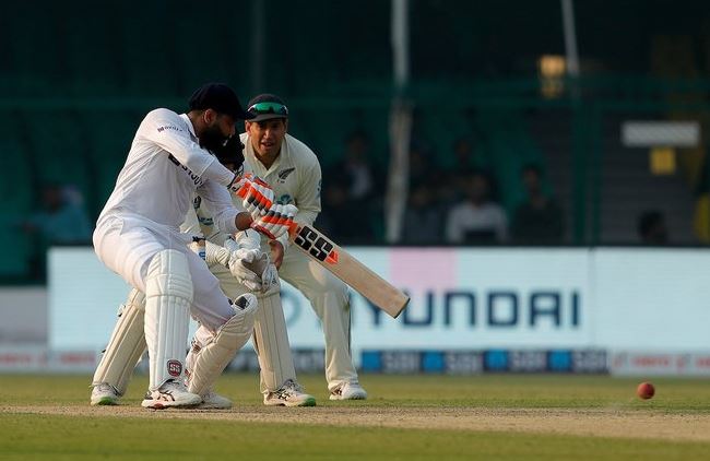 IND vs NZ Test Score: अय्यर-जडेजा की अर्धशतकीय पारी से मजबूत स्थिति में भारत, जानिए पहले दिन का हाल