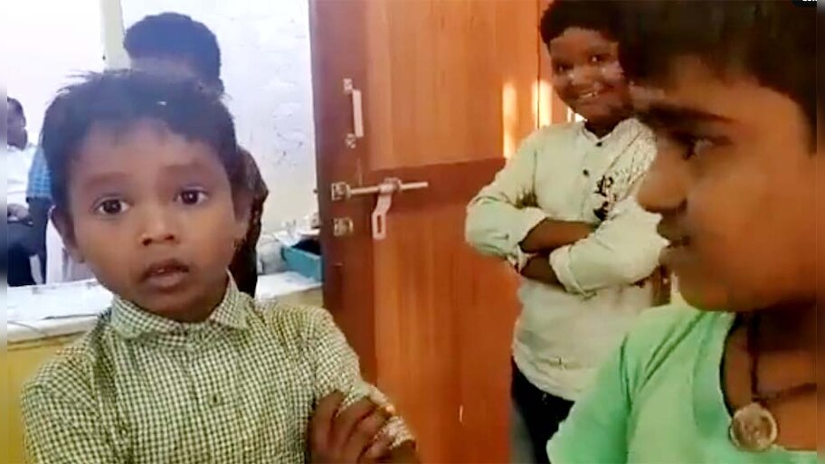 स्कूल में चोरी हुई पैंसिल तो शिकायत लेकर थाने पहुंचा प्राइमरी की बच्चा, देखिए VIDEO