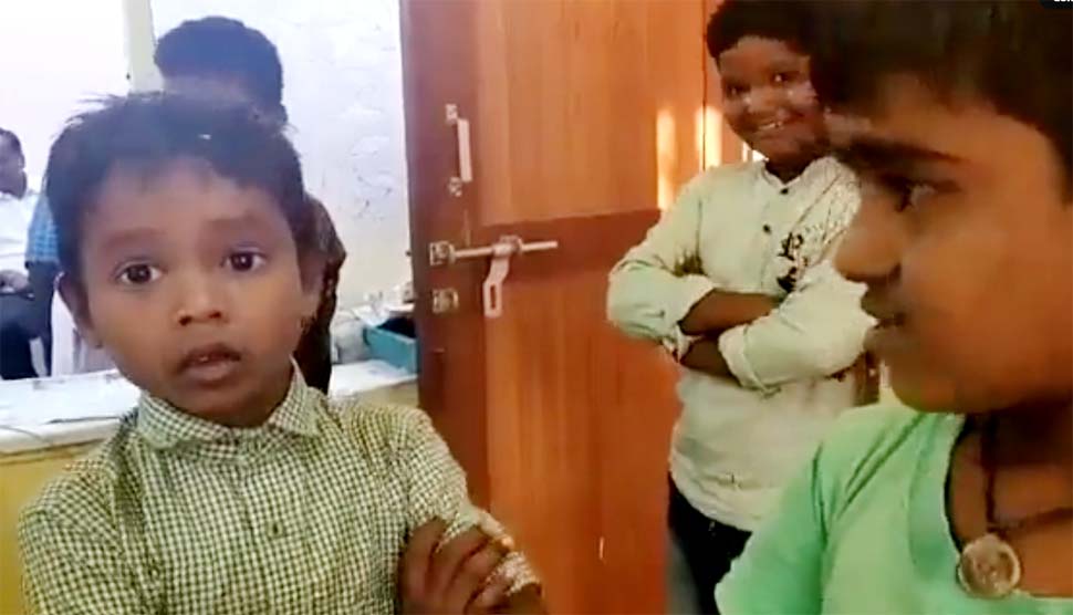 स्कूल में चोरी हुई पैंसिल तो शिकायत लेकर थाने पहुंचा प्राइमरी की बच्चा, देखिए VIDEO स्कूल में चोरी हुई पैंसिल तो शिकायत लेकर थाने पहुंचा प्राइमरी की बच्चा, देखिए VIDEO