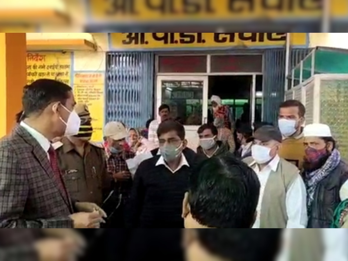   बुलंदशहर: डीएम चंद्रप्रकाश सिंह पहुंचे जिला अस्पताल, अव्यवस्था देख हुए नाराज