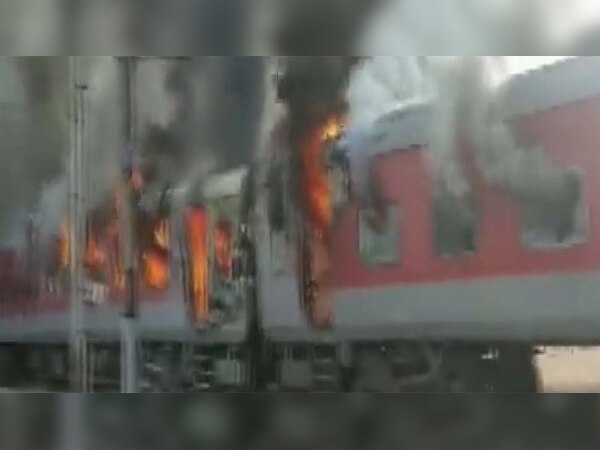 धू-धूकर जलती ट्रेन 