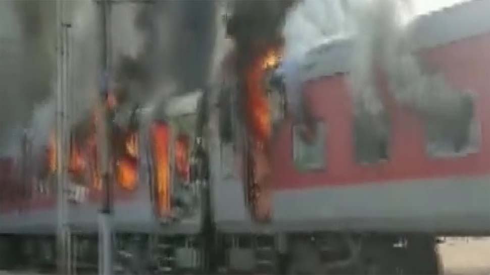 धू-धूकर जलती ट्रेन धू-धूकर जलती ट्रेन