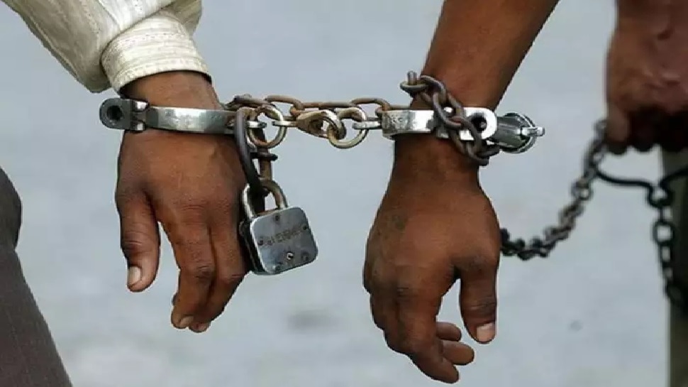 शराब कानून का उल्लंघन करने वालों पर पुलिस की कार्रवाई, तीन लोग हुए गिरफ्तार