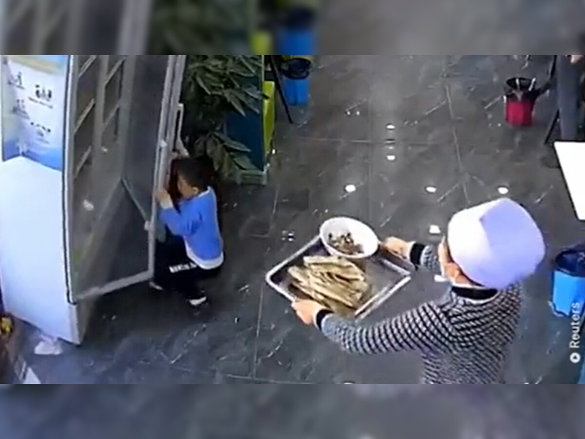 Viral Video: चली जाती मासूम बच्चे की जान अगर वेटर ने सही समय पर किया न होता ऐसा