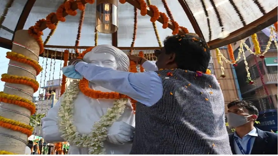 CM हेमंत ने किया पूर्व PM इंदिरा गांधी की प्रतिमा का अनावरण, सरकारी योजनाओं की भी दी जानकारी