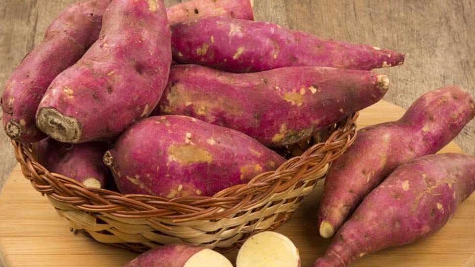 Sweet Potatoes Benefits: सर्दियों में सेहत के लिए वरदान है शकरकंद, रोज खाने से मिलेंगे ये 7 गजब के फायदे