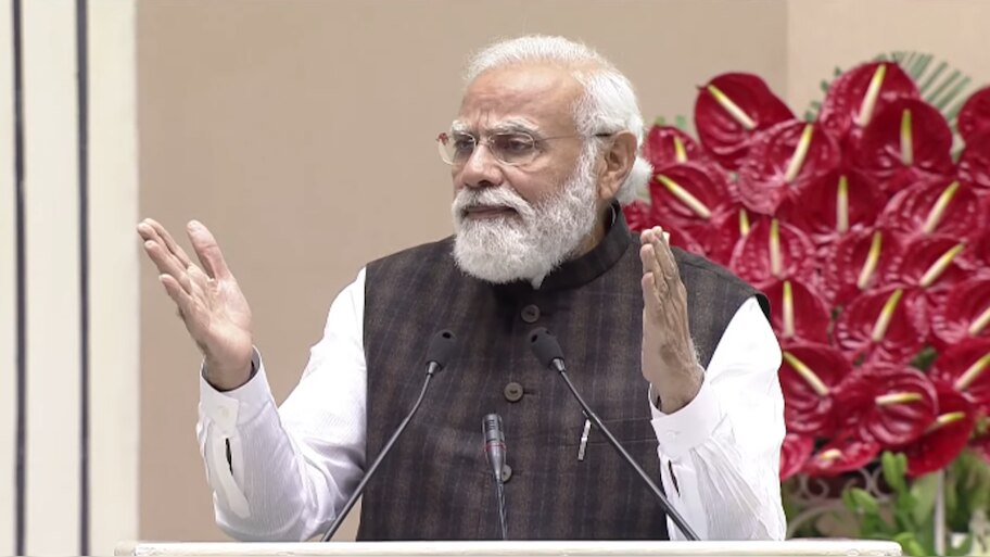 Corona new variant: नए कोविड वेरिएंट पर 2 घंटे चली बैठक; PM Modi ने अधिकारियों को दिये ये आदेश