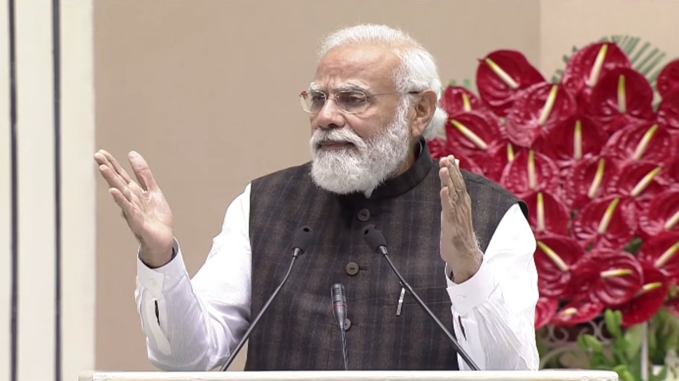 Corona new variant: नए कोविड वेरिएंट पर 2 घंटे चली बैठक; PM Modi ने अधिकारियों को दिये ये आदेश Corona new variant: नए कोविड वेरिएंट पर 2 घंटे चली बैठक; PM Modi ने अधिकारियों को दिये ये आदेश