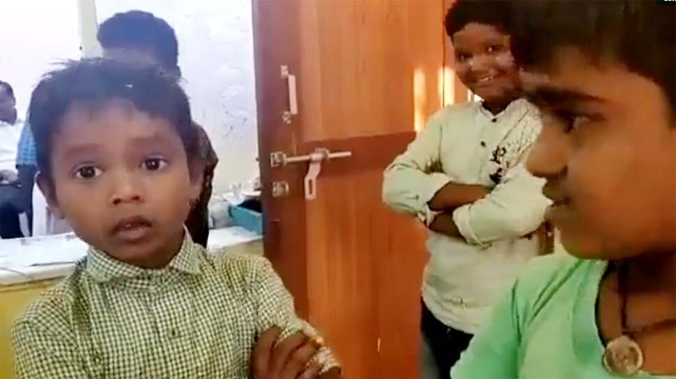 Viral Video: स्कूल में पेंसिल चोरी होने पर थाने पहुंचा मासूम, बोला- 'इस लड़के के खिलाफ केस लिखकर भेज दो जेल'