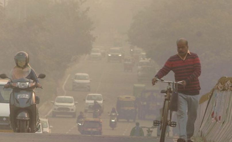 Delhi Pollution: दिल्ली में बेहद खराब तो नोएडा में गंभीर है हवा का स्तर, SAFAR ने जारी की एडवाइजरी