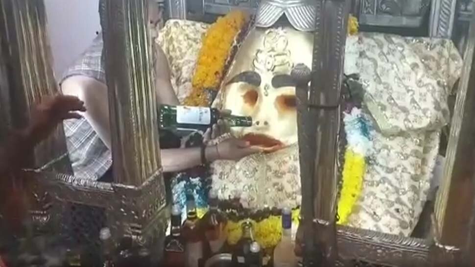 रात 12 बजे हुआ 'नगर रक्षक' बाबा काल भैरव का जन्म, 101 ब्रांड की शराब, 111 प्रकार की नमकीन का लगा भोग!