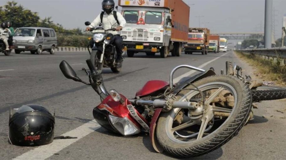 शादी समारोह से एक बाइक पर लौट रहे थे 5 लोग; हादसे के बाद पूरे गांव में मच गया मातम 