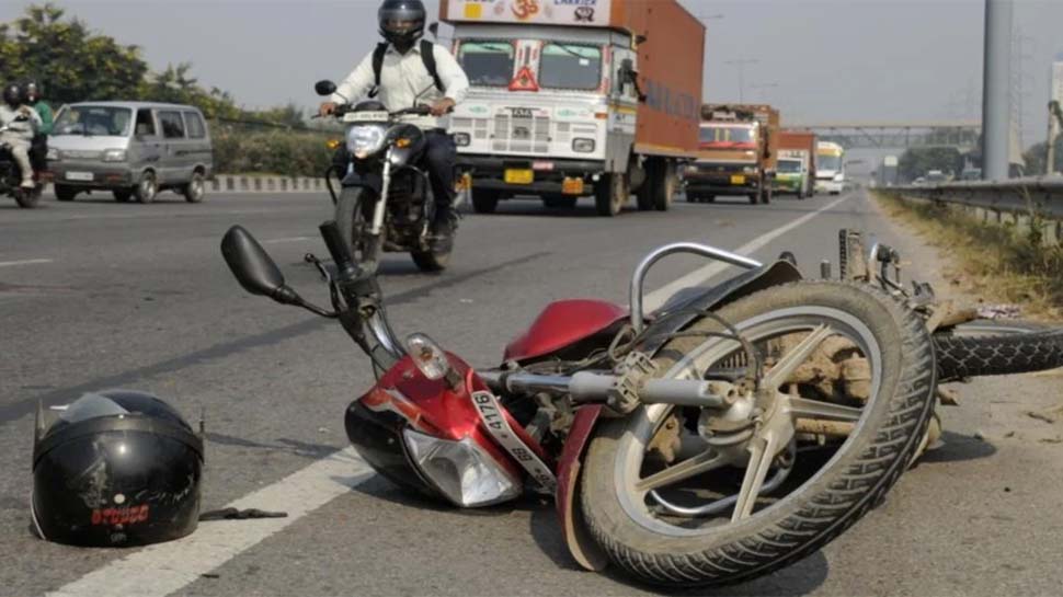 शादी समारोह से एक बाइक पर लौट रहे थे 5 लोग; हादसे के बाद पूरे गांव में मच गया मातम शादी समारोह से एक बाइक पर लौट रहे थे 5 लोग; हादसे के बाद पूरे गांव में मच गया मातम