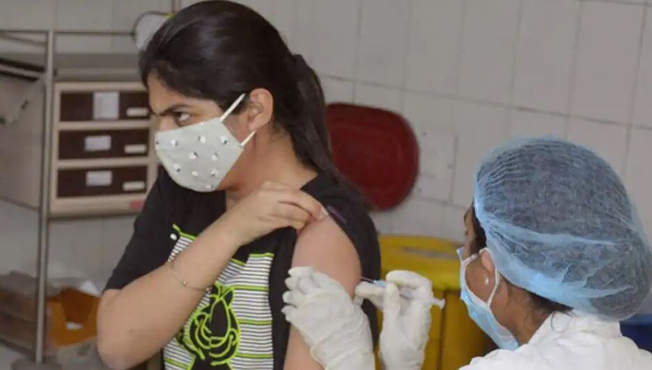UP में टीकाकरण 16 करोड़ पार, सीएम योगी ने ओमीक्रोन को लेकर अफसरों को किया अलर्ट 
