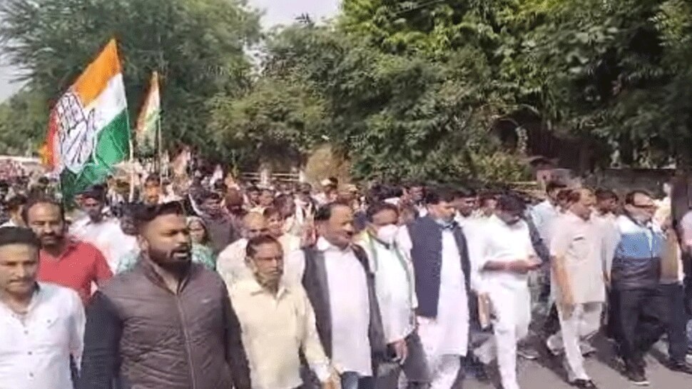 Dungarpur में यूथ कांग्रेस ने केंद्र सरकार के खिलाफ निकाली जन जागरण पदयात्रा, जमकर की नारेबाजी