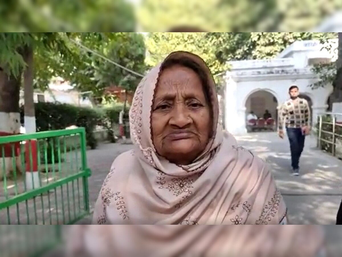 UP government के लापरवाह अफसरों की कलम ने थामी बुजुर्ग महिला की 'सांस', अब खुद सामने आकर बोली महिला 'साहब मैं ज़िंदा हूं'