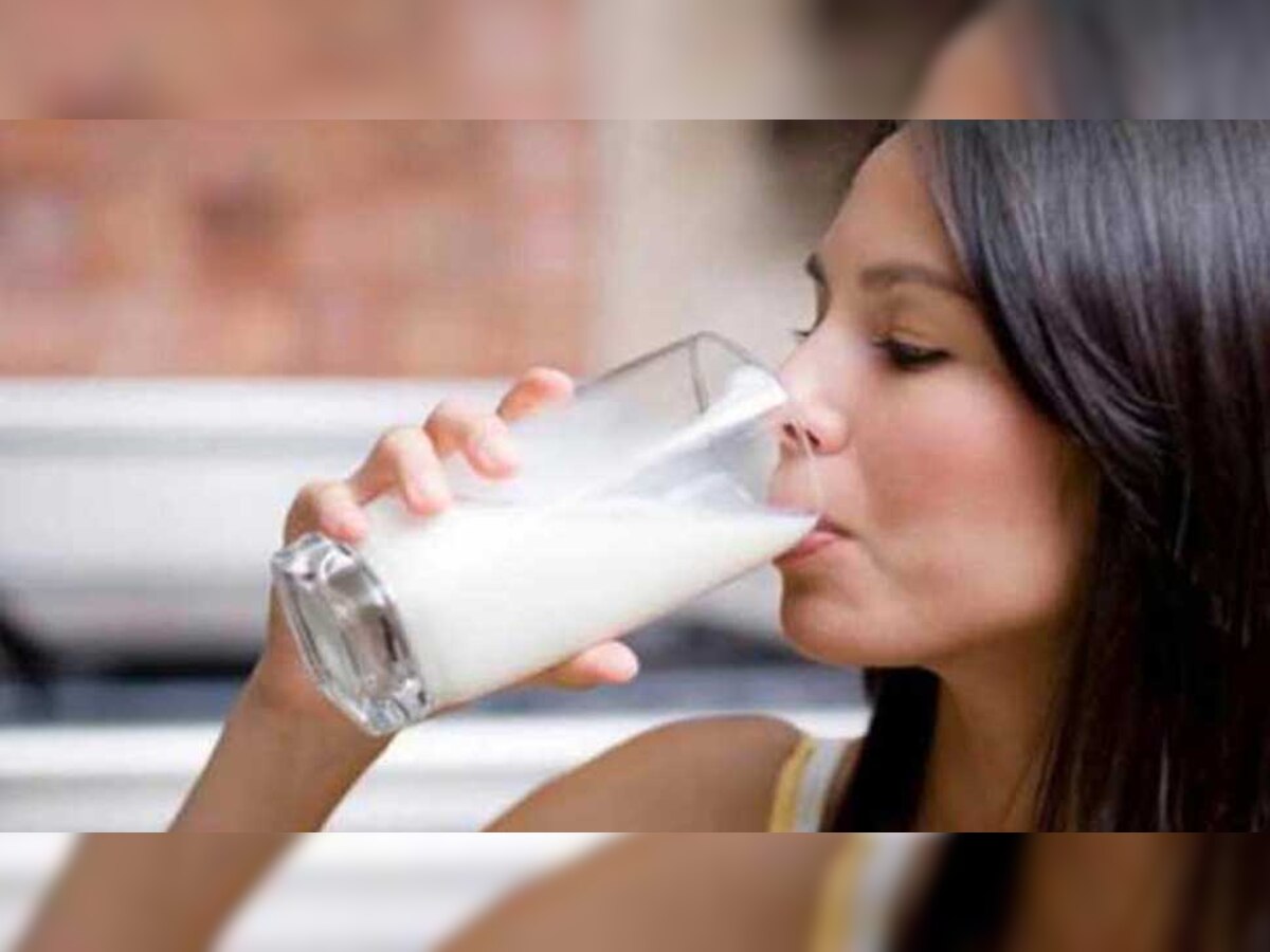 Milk Side Effects: क्या आप भी खाली पेट पीते हैं दूध? इस समस्या में भूलकर न पिएं 