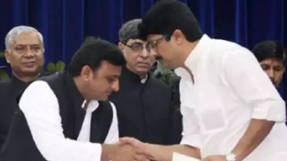 जिस जिले में जाकर अखिलेश ने राजा भइया को पहचानने से किया इनकार, वहां लगे 'राजा भइया अगले सीएम' के पोस्टर