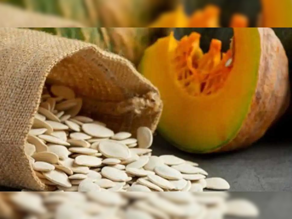 Pumpkin Seeds Benefits: रोज खाएं बस 1 चम्मच कद्दू के बीज, इन बीमारियों का है रामबाण इलाज