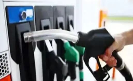 बड़ा तोहफा: दिल्ली में आठ रुपये सस्ता हुआ पेट्रोल, जानें नए रेट