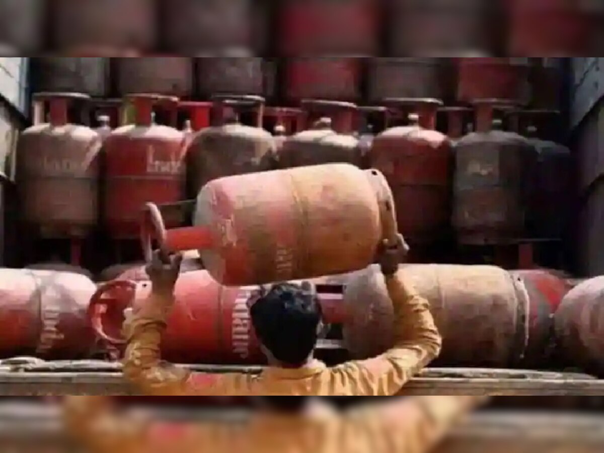 LPG Cylinder Price: महीने के पहले दिन लगा आम जनता को महंगाई का तगड़ा झटका, फिर बढ़े गैस के दाम