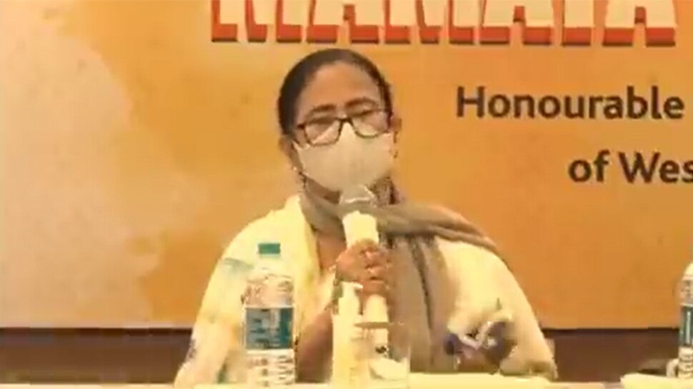 ममता बनर्जी ने बैठकर गाया राष्ट्रगान, फिर बीच में छोड़ दिया अधूरा! BJP नेता ने पुलिस में की शिकायत