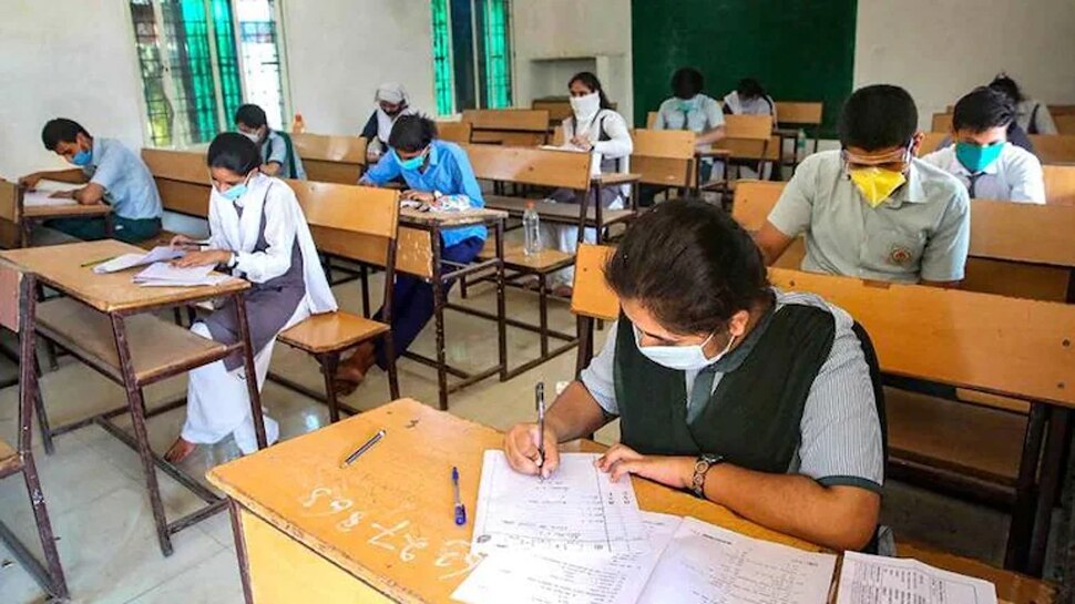 12वीं की परीक्षा में गुजरात दंगों पर पूछा गया ऐसा सवाल, मचा बवाल; CBSE ने कहा- होगी कार्रवाई