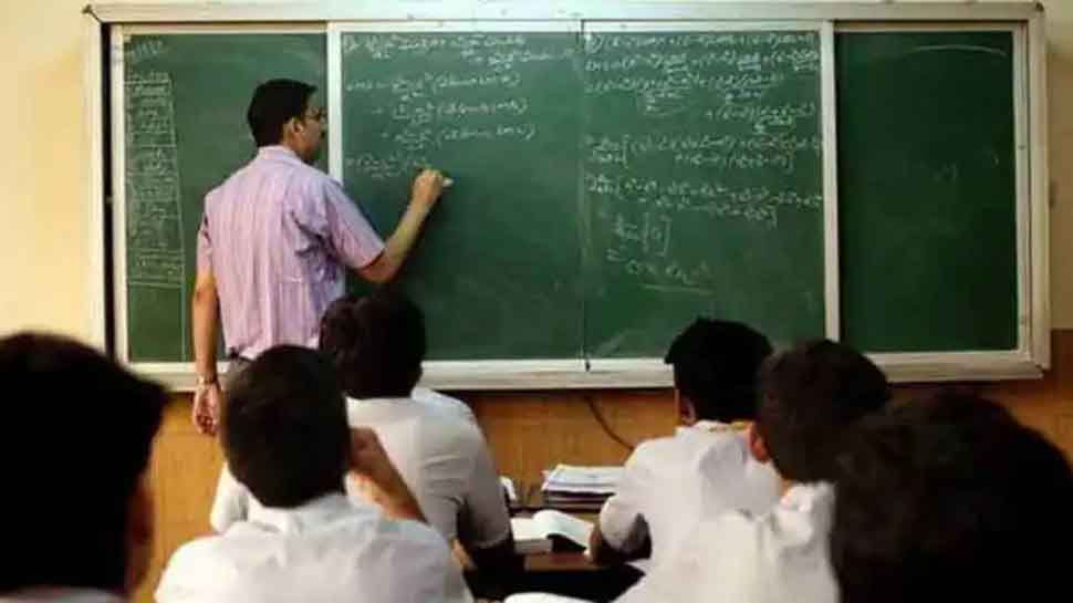 सरकारी स्कूल में शिक्षकों का राज! ठेके पर रखे प्राइवेट टीचर, खुद घर पर कर रहे आराम!