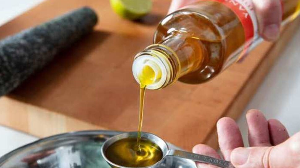 Edible Oil Price: सरसों के तेल के बढ़ते दाम ने लोगों के निकाले आंसू, एक साल में इतनी बढ़ गईं कीमतें
