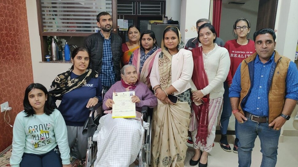 महापौर मुनेश गुर्जर ने दिखाई संवेदनशीलता, 88 वर्षीय बुजुर्ग महिला को घर जाकर सौंपा पट्टा